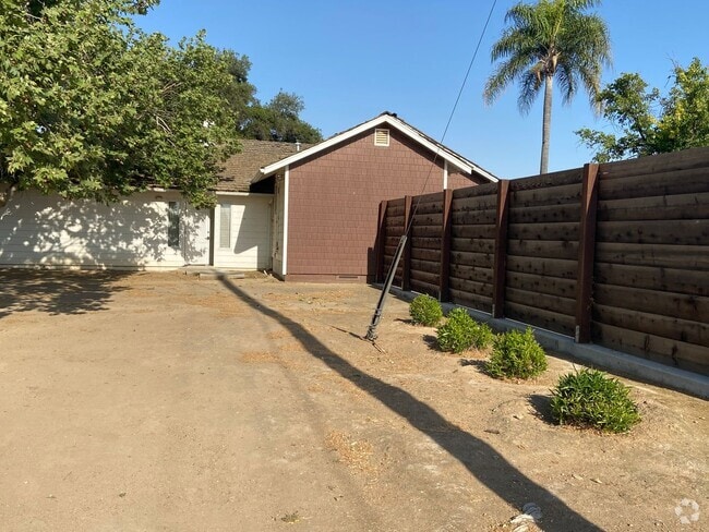 Building Photo - Lovely Country Charm with Swimming Pool Rental