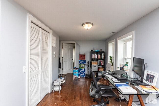 Building Photo - 2335 W Moffat St Unit 3 Rental