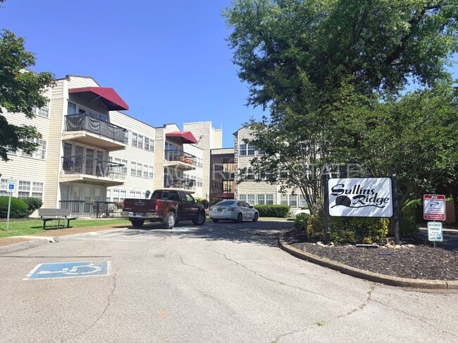 Building Photo - THREE BEDROOM CONDO ONE MILE FROM UT CAMPUS!!!
