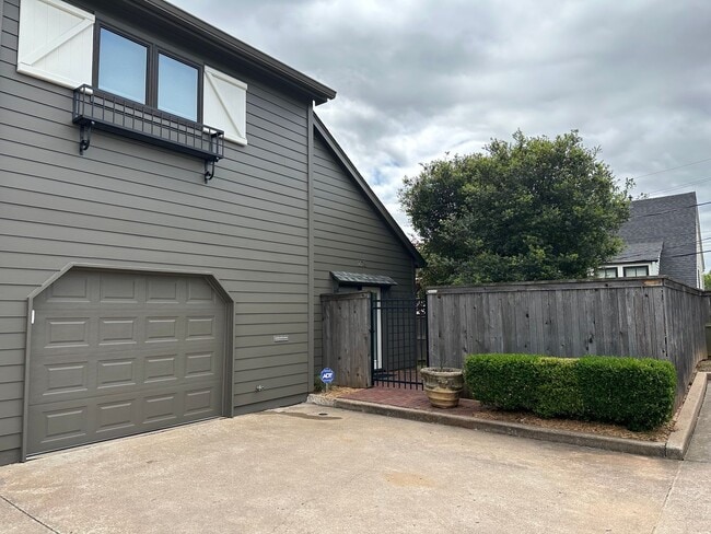 Photo - Just Renovated 1,300 SQ' Duplex Across from Woodward Park