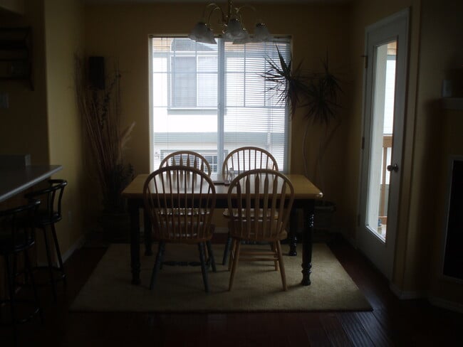 Building Photo - 3 Bedroom, 2 Bath Condo Fully Furnished