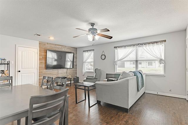 Photo - 213 NW Jayellen Ave