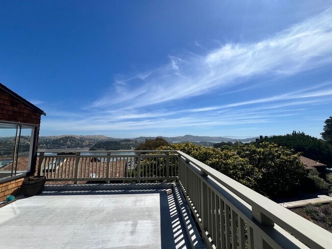 Building Photo - ONE LEVEL ONE BEDROOM TOP-UNIT CONDO IN HEADLANDS WITH STUNNING BAY VIEWS