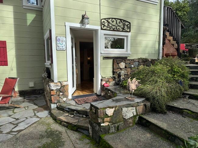 Hideaway Entrance - 165 Terrace St