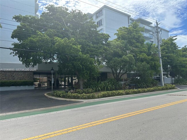 Building Photo - 10000 W Bay Harbor Dr Unit PH4