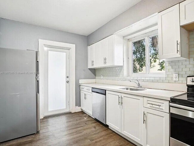 Photo - 586 NW 48th St Unidad 2