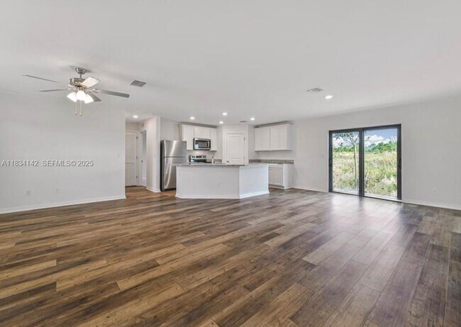 Photo - 861 Winwood Cir