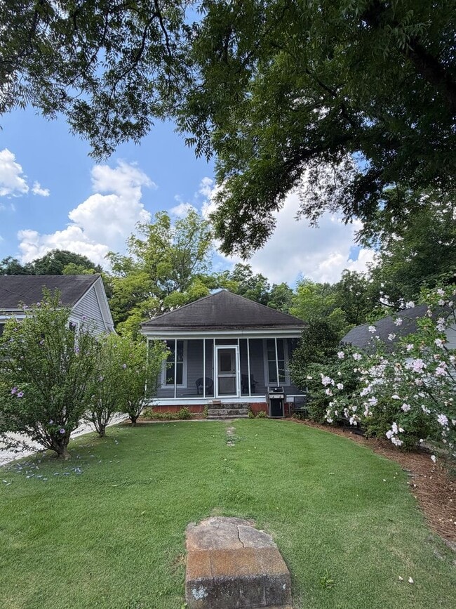 Building Photo - SHORT DISTANCE TO DOWNTOWN AND SANFORD STADIUM