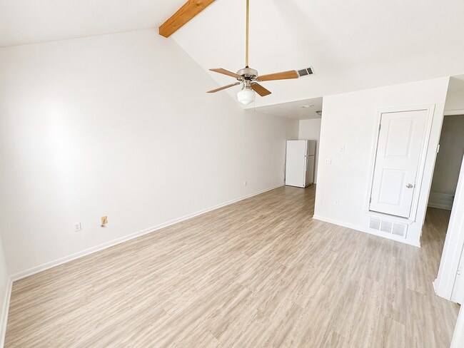 Photo - 204 W Avenue F Unidad B