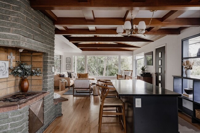 Building Photo - Chic 3BD, 3BA Mid-Century Home in Wheat Ri...
