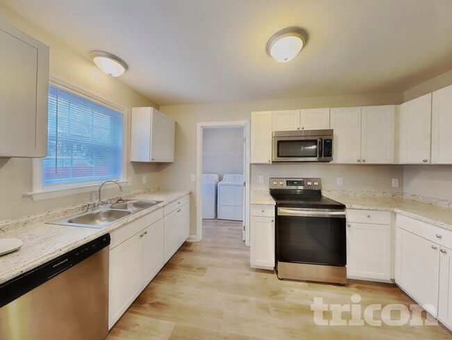 Photo - 112 Glengariff Ln