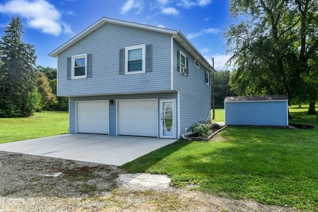 Building Photo - 902 Olivesburg Rd