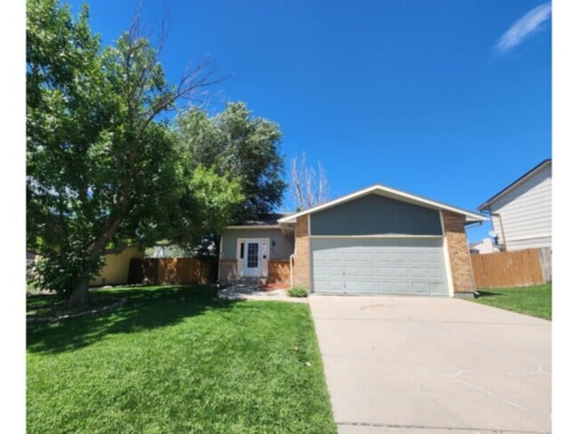 Building Photo - Beautiful split level home in Fountain