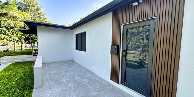 Photo - 12800 NE 12th Ave Unidad 2