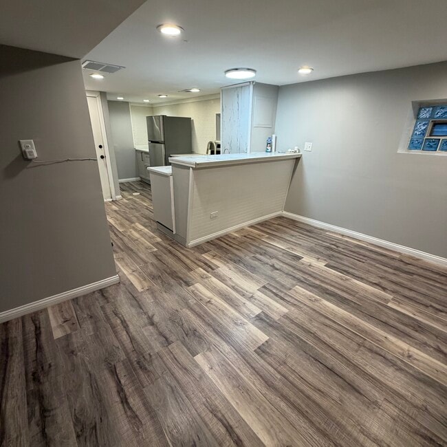 Building Photo - 1717 N Lotus Ave Unit Basement