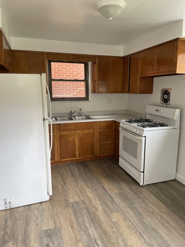 Cocina con estufa - 799 Greenfield Ave