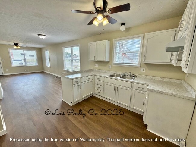 Building Photo - 904 Race Dr
