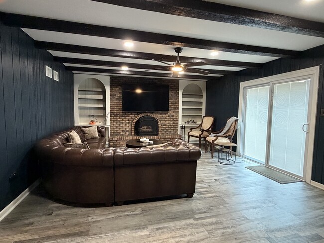 15558 Larkspur Ln