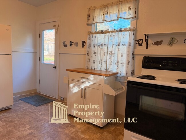 Photo - 537 NE Winchester St