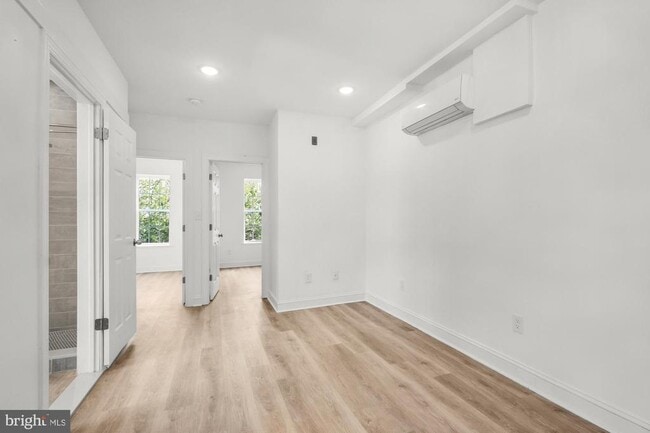 Building Photo - 2046 E Huntingdon St Unit 2F