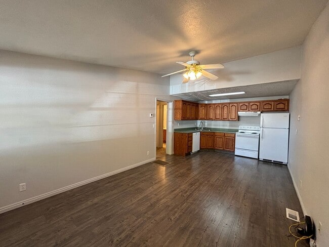 Photo - DARLING ONE BEDROOM FOR RENT!