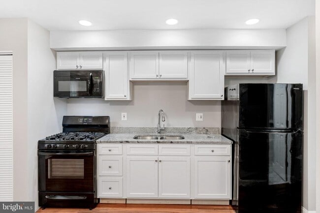 Photo - 834 19th St NE