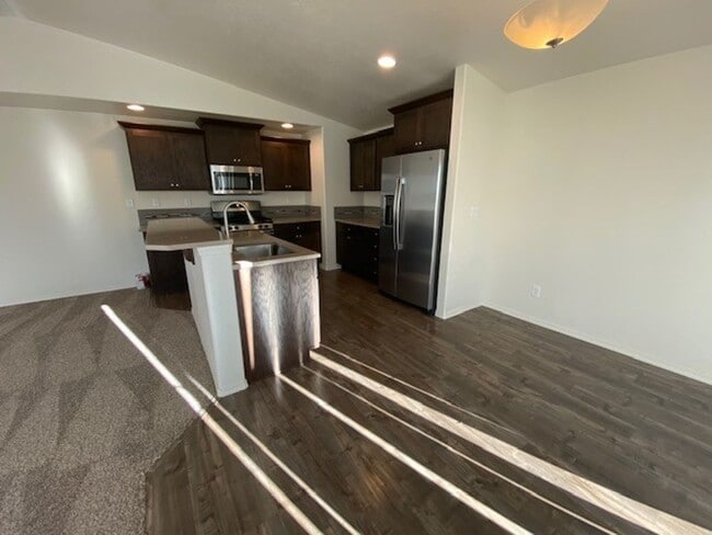 Photo - MOVE IN SPECIAL $500 off first month rent ...