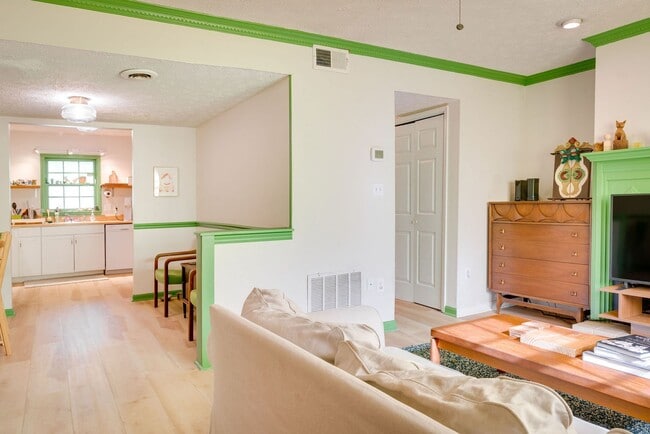 Photo - Convenient to campus and Five Points- Jamestown condo for rent