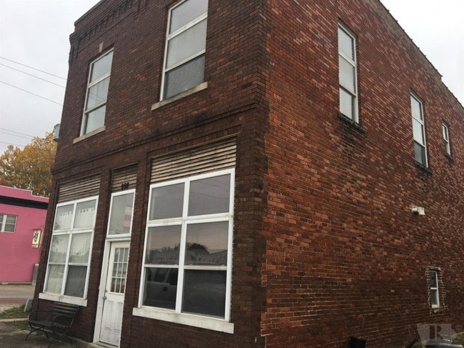 Front view of building - 998 IL-96 Unit 1-4