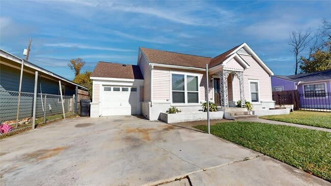 Photo - 317 Moody St