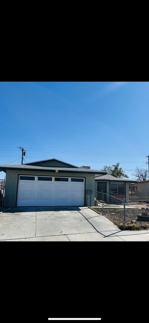 Building Photo - 3 Bedroom 1 Bathroom Home!