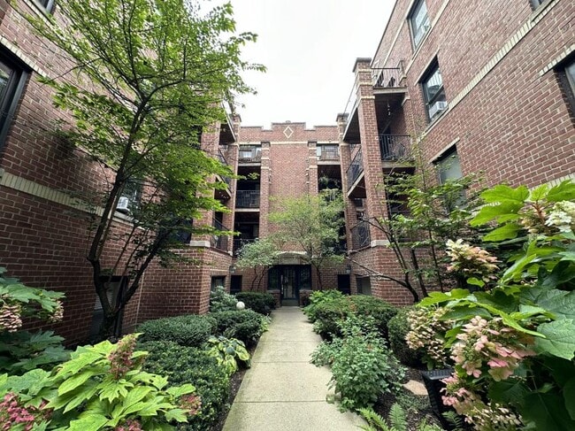 Building Photo - 2 bedroom in Chicago IL 60614 Unit 10 Rental