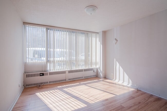 Building Photo - 1975 Maisonneuve Blvd W Unit 106