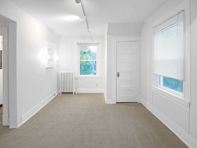 Photo - 3 Bedroom in the Heart of Uptown (Pets welcome) Unit 2