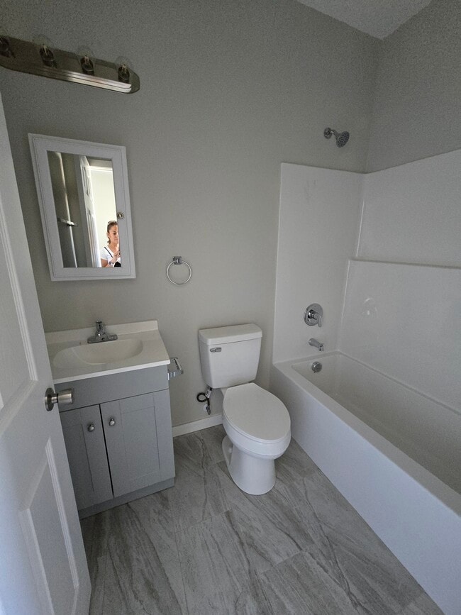 Hall bathroom - 2210 S 1st Ave Unit 2210