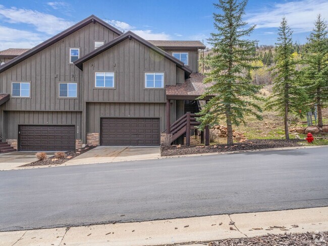 Building Photo - End-Unit Townhome in Cove Canyon