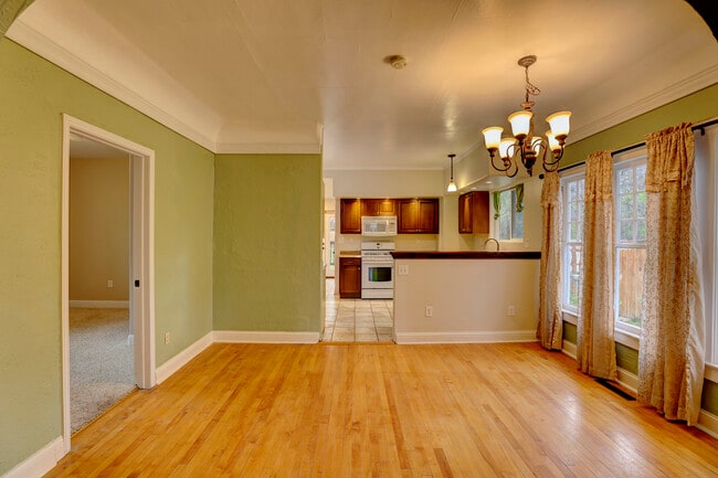 Photo - 628 Gladstone St