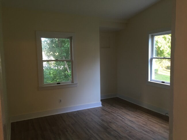 Photo - 162 S Main St