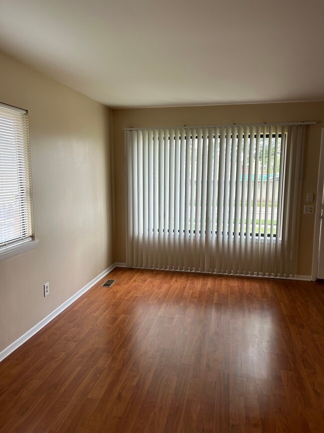 Photo - 325 W Woodruff Ave