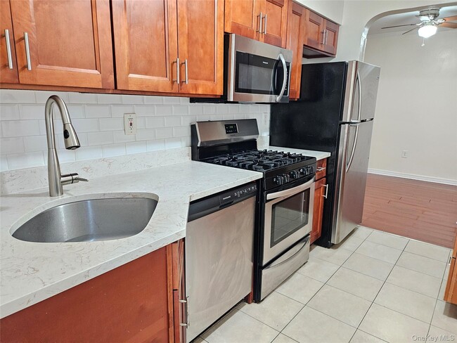 Building Photo - 76-40-76170 170th St Unit 1st Fl Rental