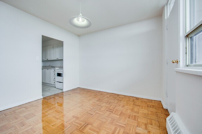 Photo - 2560 Kingston