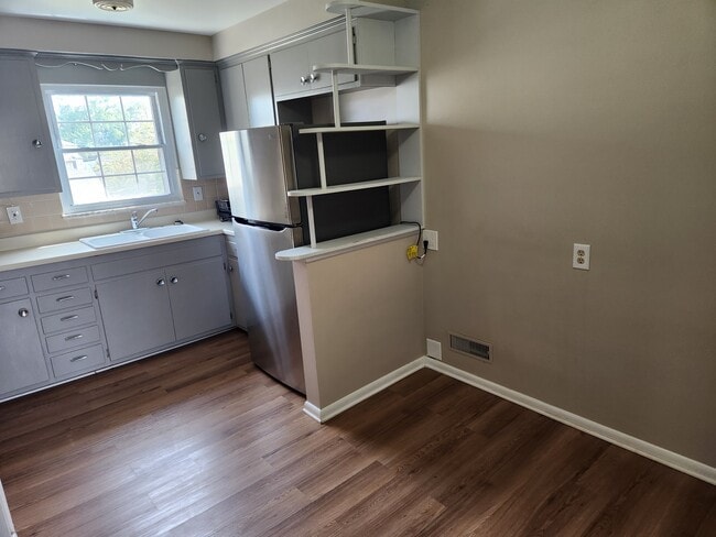 Building Photo - 7717 Kenton Ave Unit Up