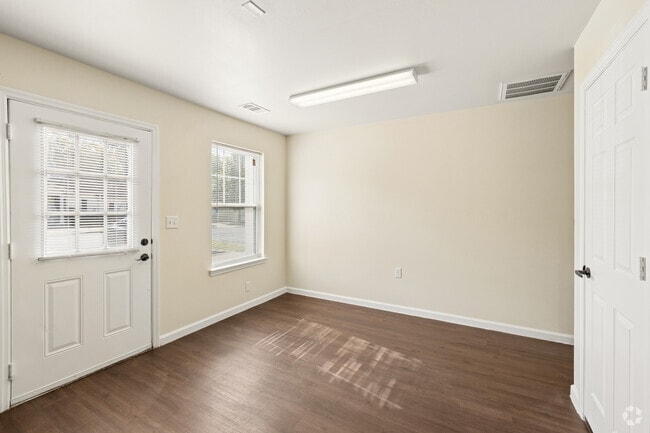 2BR, 2BA - 1,006SF - Dining Area - Hallmark Station