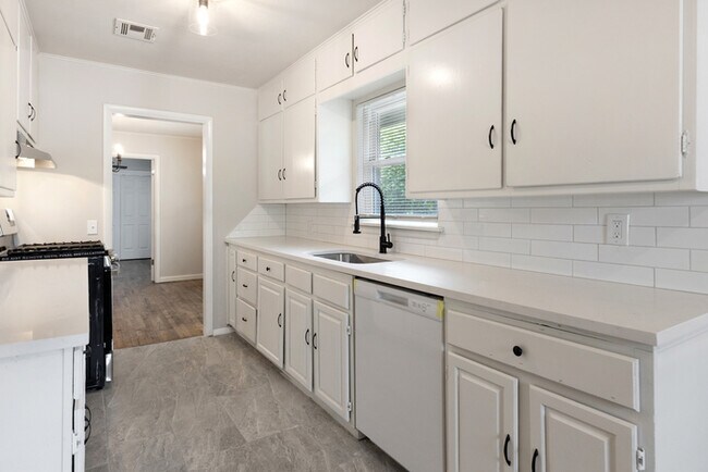 Photo - 730 N College St