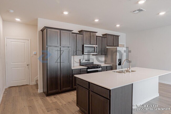 Photo - 2020 Saddle Wy