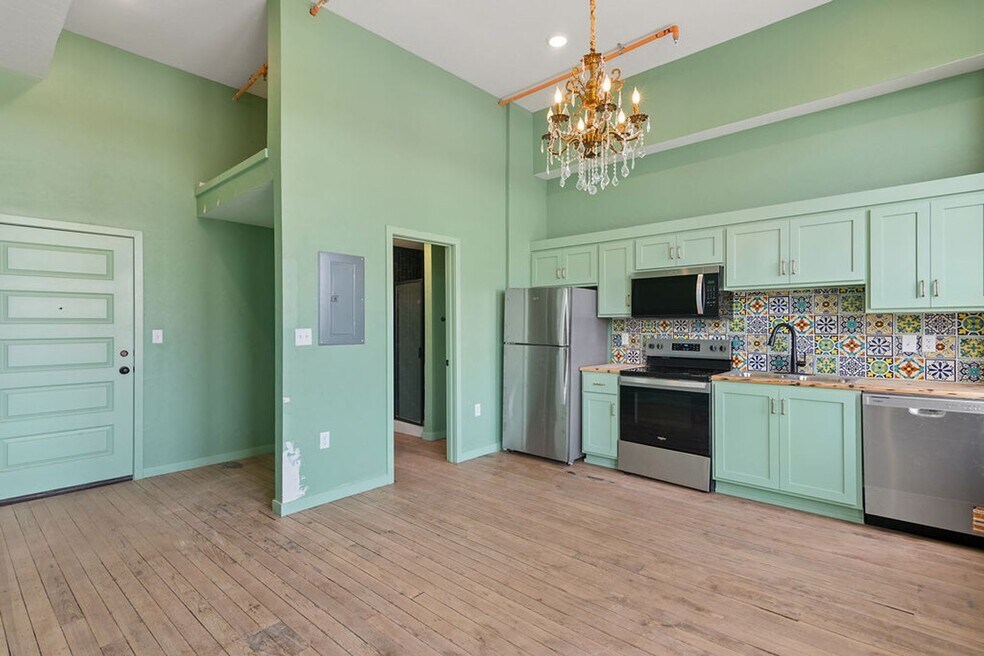 320 W Walnut St