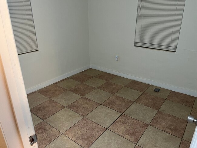 Room2 - 2103 Golfview Ct