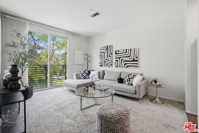 Building Photo - 6400 Crescent Prk E Unit 301