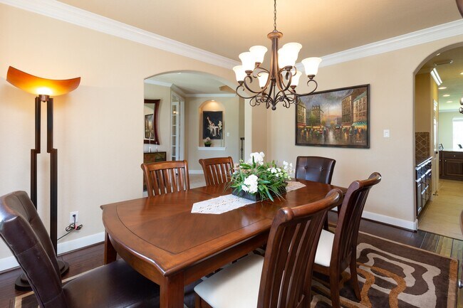 162 W Hullwood Ct