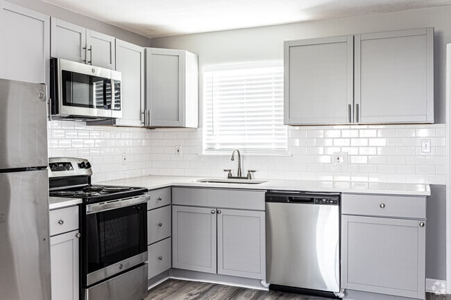 2BR, 1BA - 950SF